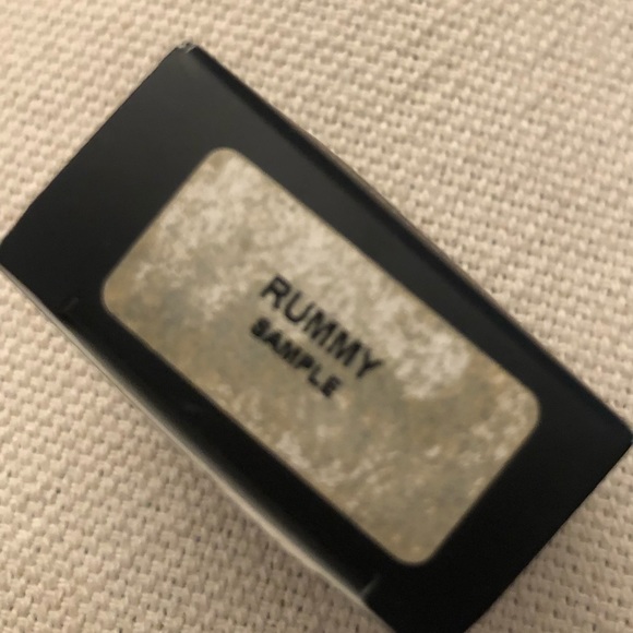 MAC eyeshadow (color: Rummy) - Picture 2 of 3